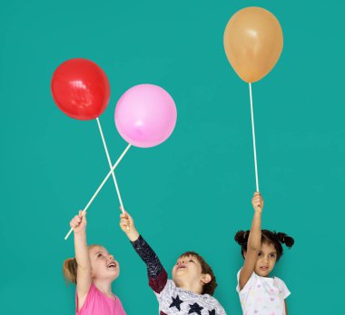 Küçük çocuk balon ile oyun 