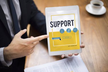 Dijital tablet tutan işadamı