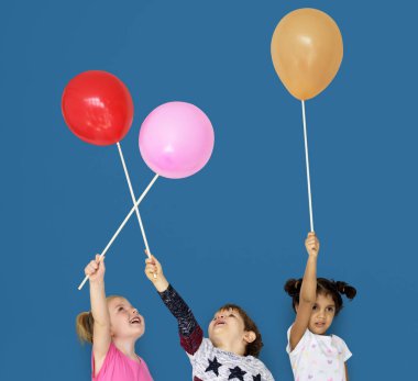 Küçük çocuk balon ile oyun 