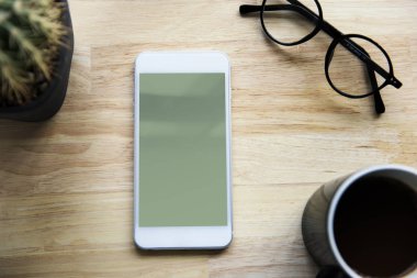 ahşap masa gözlük ile Smartphone