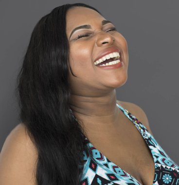 Afrikalı kadın stüdyoda poz