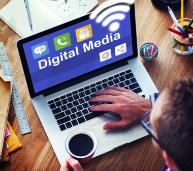 İş adamı dizüstü bilgisayar kullanıyor