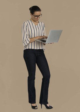 Studio dizüstü kullanarak iş kadını