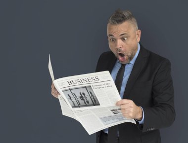 Gazete okuyan olgun adam şaşırttı