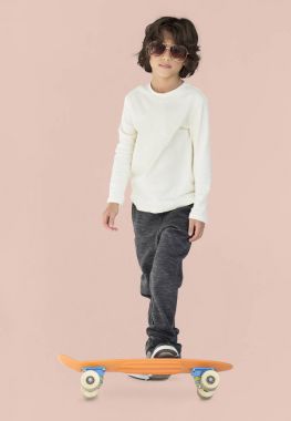 kaykay ile şık çocuk