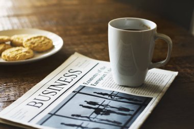 Yanında kahve masasında gazete