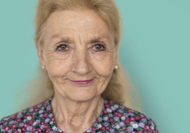 üst düzey kadın stüdyoda poz