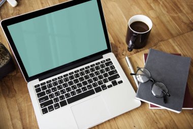 çalışma alanı tablo açılan laptop