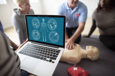 İlk yardım eğitimi ders insanlara