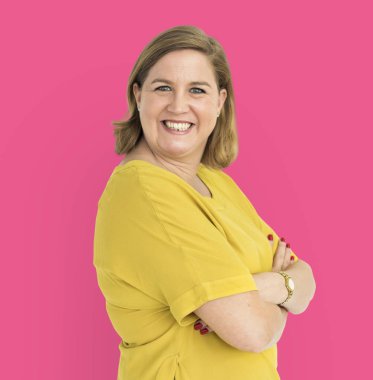 Olgun gülümseyen kadın