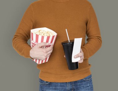 patlamış mısır ve içki olan adam