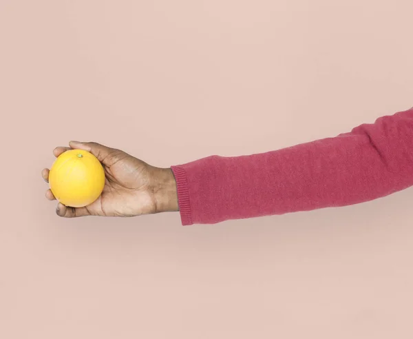 인간의 손 들고 오렌지 과일 — 스톡 사진