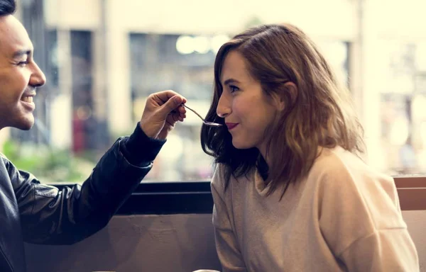 Man feeding girlfriend with spoon — Stock Photo, Image