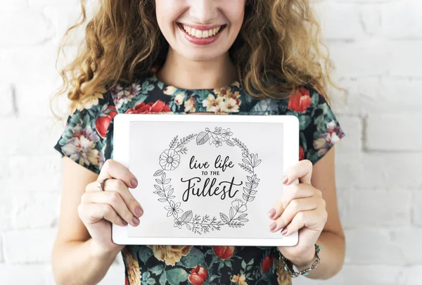 Smiling woman showing tablet — Stock Photo, Image