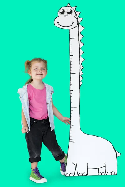 Dívka opatření Výška dítěte roste stupnice — Stock fotografie