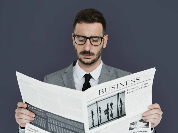 Barbuto uomo d'affari leggendo giornale — Foto Stock
