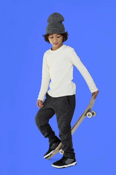 Ragazzo elegante con skateboard — Foto Stock