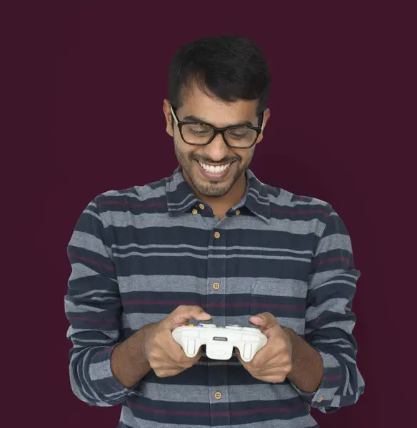 Uomo indiano in possesso di controller di gioco — Foto Stock