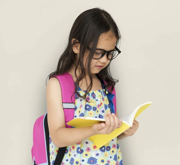 Κορίτσι ανάγνωση του βιβλίου — Φωτογραφία Αρχείου