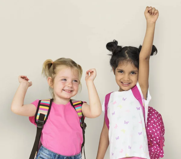 Leuke preschool meisjes met rugzakken — Stockfoto