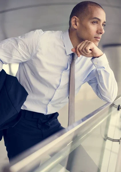 Homem de negócios pensativo no terno — Fotografia de Stock
