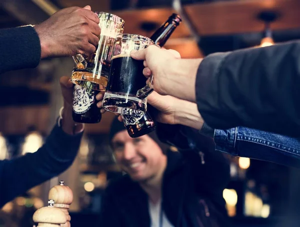 Amigos bebendo cerveja artesanal — Fotografia de Stock