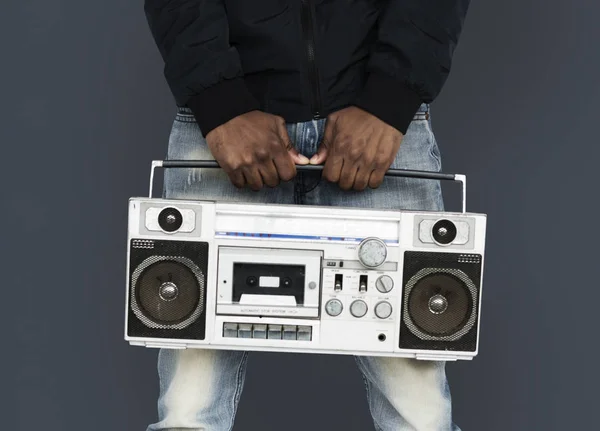 Uomo africano che ascolta musica in boombox — Foto Stock