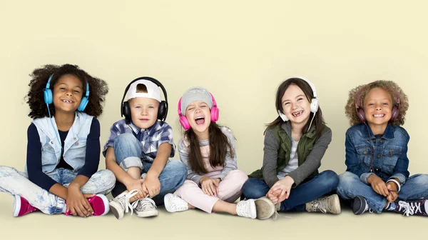 Grupo multicultural de crianças ouvindo música — Fotografia de Stock