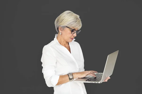 Mujer posando en estudio — Foto de Stock