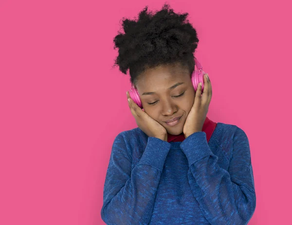 Afrikaanse vrouw poseren in studio — Stockfoto