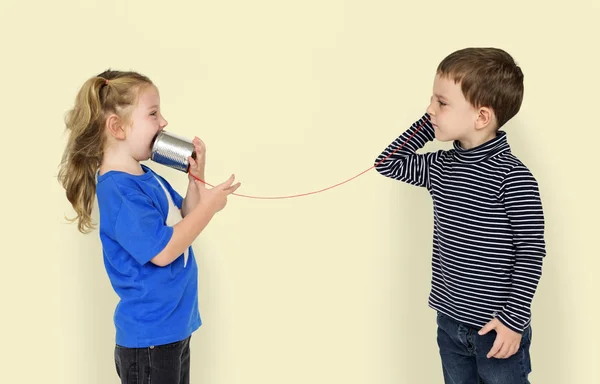 Діти розмовляють на струнному телефоні — стокове фото