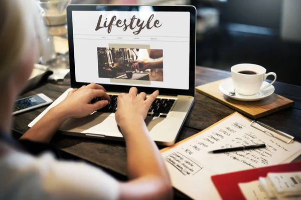 Vrouw in café met behulp van laptop — Stockfoto