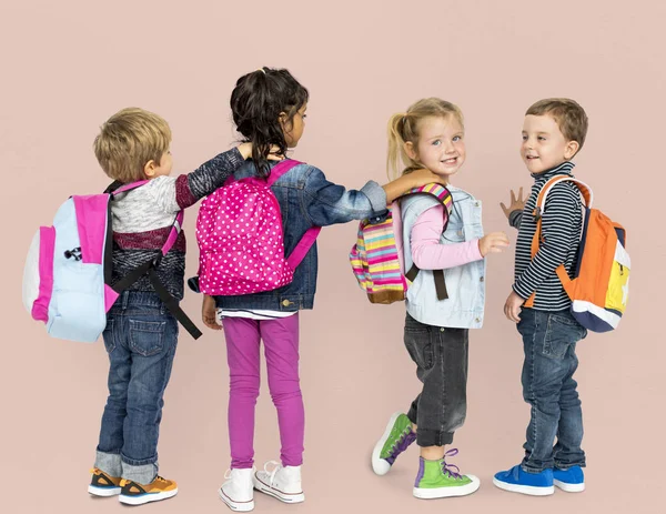 Dzieci w wieku przedszkolnym z torby plecak — Zdjęcie stockowe