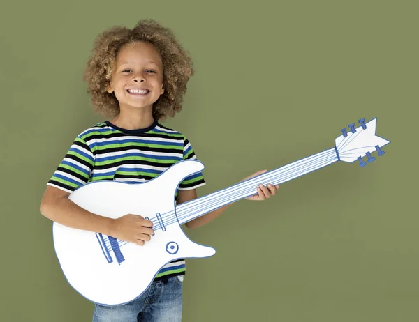 Αγόρι με Άφρο hairstyle κρατώντας κιθάρα — Φωτογραφία Αρχείου