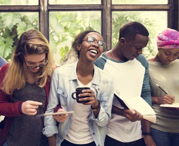 Friends spending time together — Stock Photo, Image