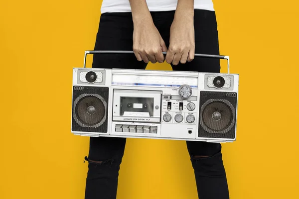 Person mit altem Retro-Radio — Stockfoto