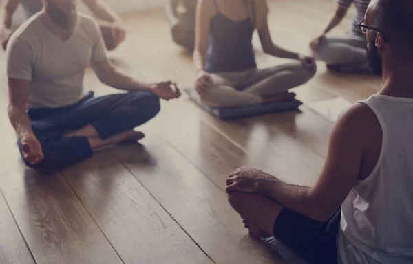 Çeşitlilik insanlar yoga dersleri — Stok fotoğraf