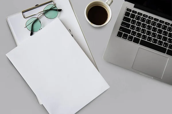 Laptop and papers at workplace table — Stock Photo, Image