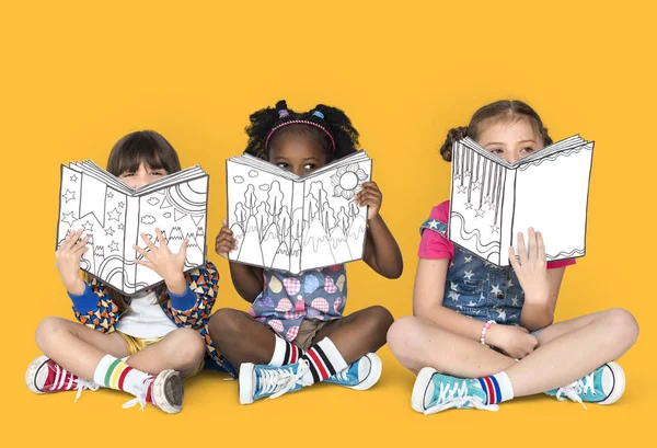 Vackra barn med böcker — Stockfoto