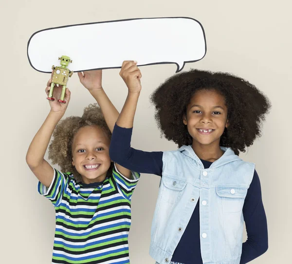 Діти, що тримають паперову мову бульбашку — стокове фото