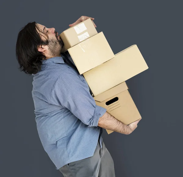 Muž nesoucí lepenkové krabice — Stock fotografie