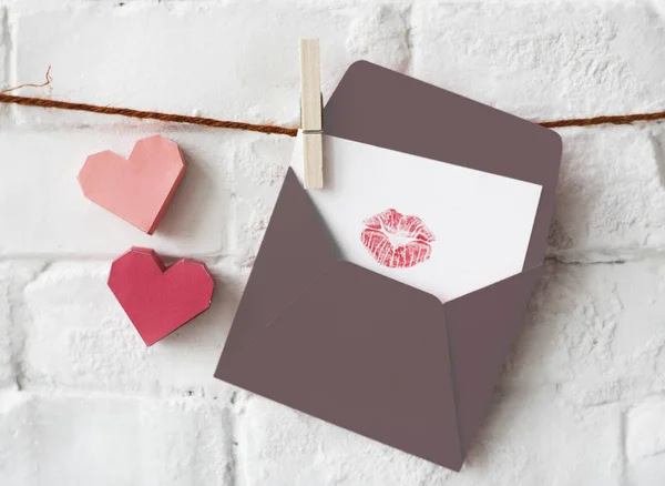 Envelope e cartão com batom — Fotografia de Stock