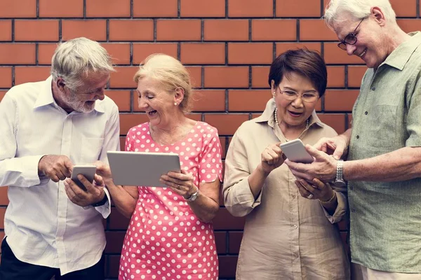 Persone anziane che utilizzano Tablet — Foto Stock