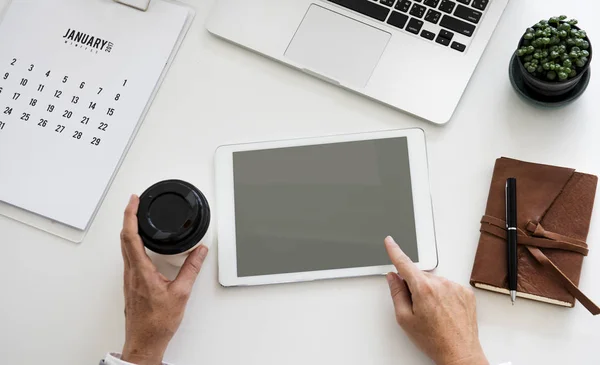 Person som använder digital tablet — Stockfoto