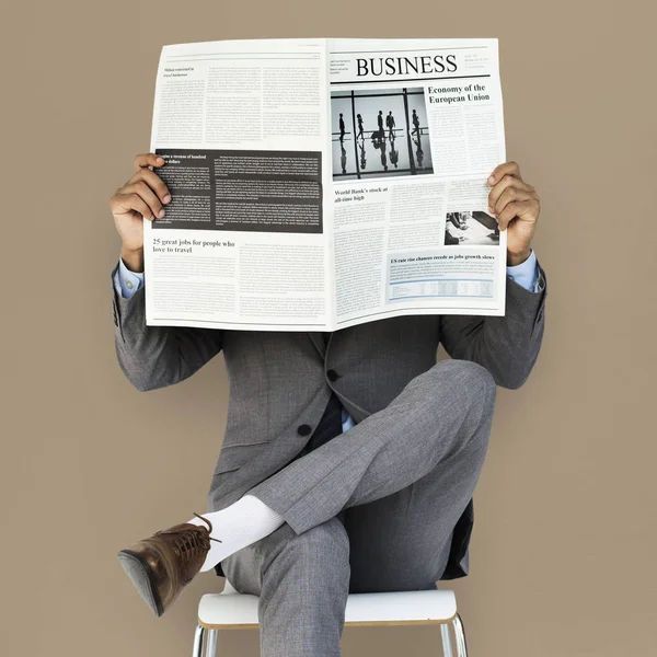 Hombre de negocios leyendo periódico —  Fotos de Stock