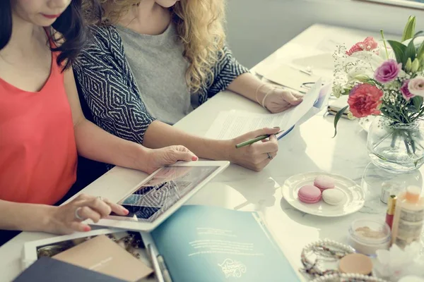 Femmes travaillant sur le lieu de travail — Photo