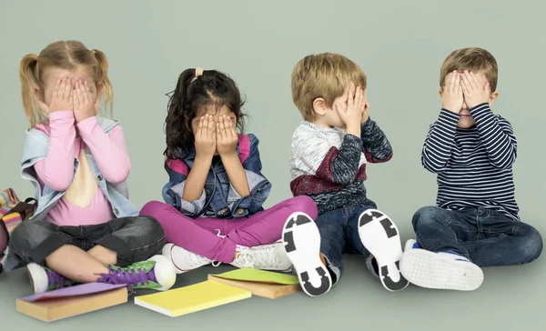 Adorables niños jugando a echar un vistazo a un boo — Foto de Stock