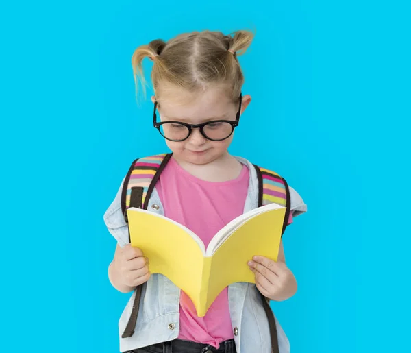 Girl behandlingen lärobok — Stockfoto