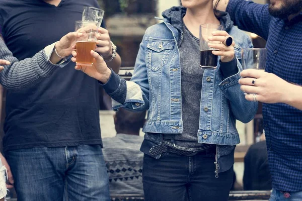 Vrienden ambachtelijke bier drinken — Stockfoto