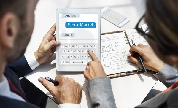 Üzleti emberek használ digitális tabletta — Stock Fotó